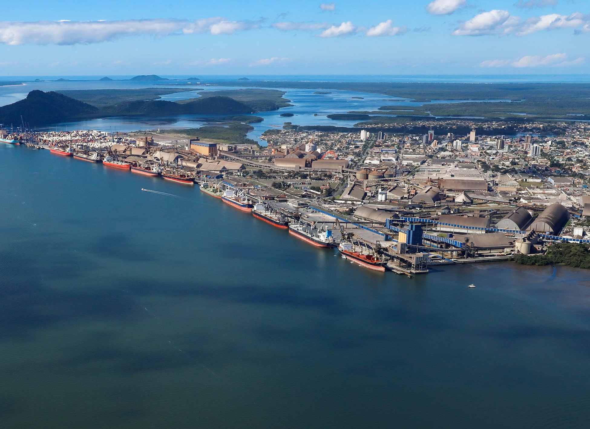 Embarques de soja e açúcar puxam exportações dos portos paranaenses em março