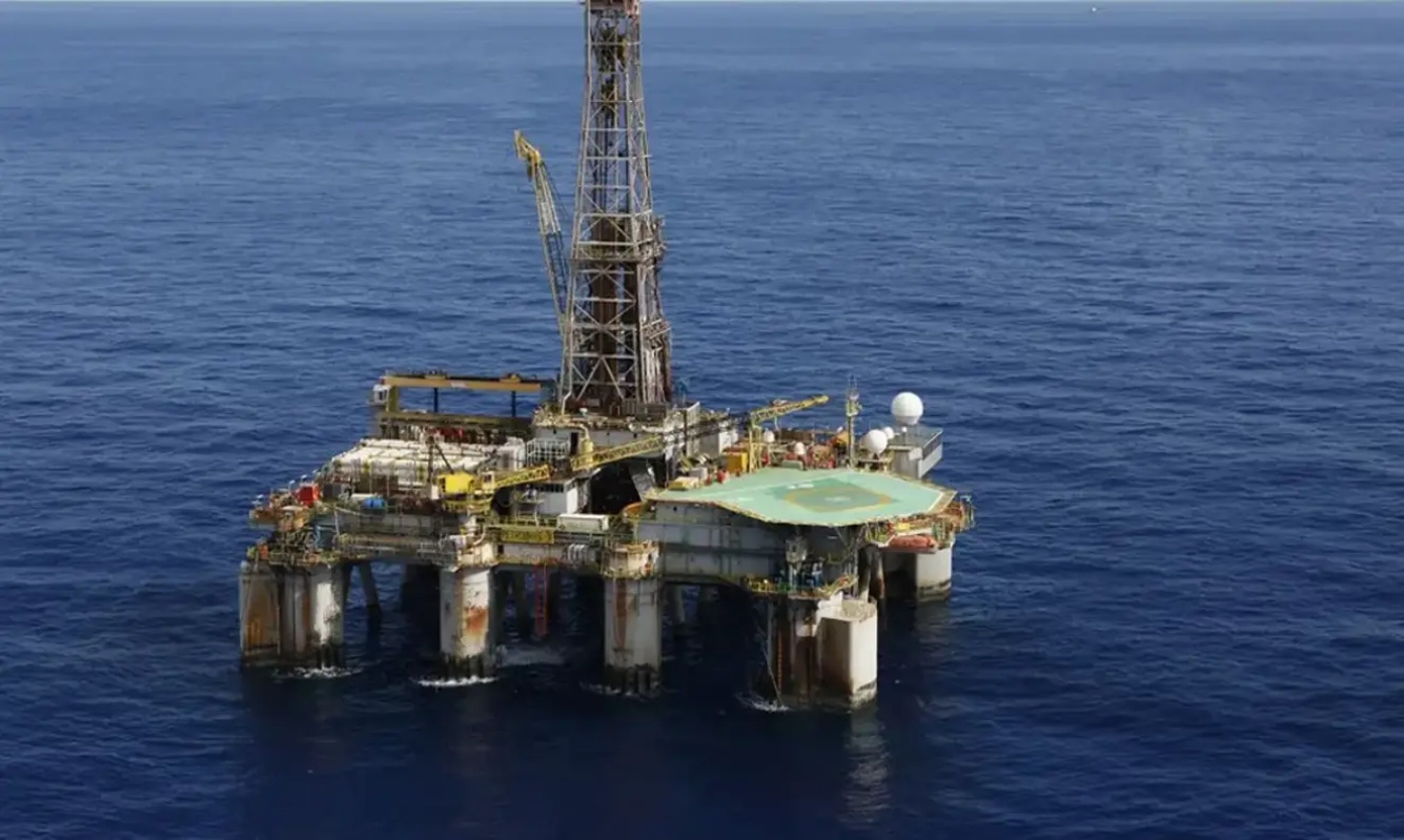 Petróleo opera em forte queda e Brent opera abaixo de US$ 85 o barril