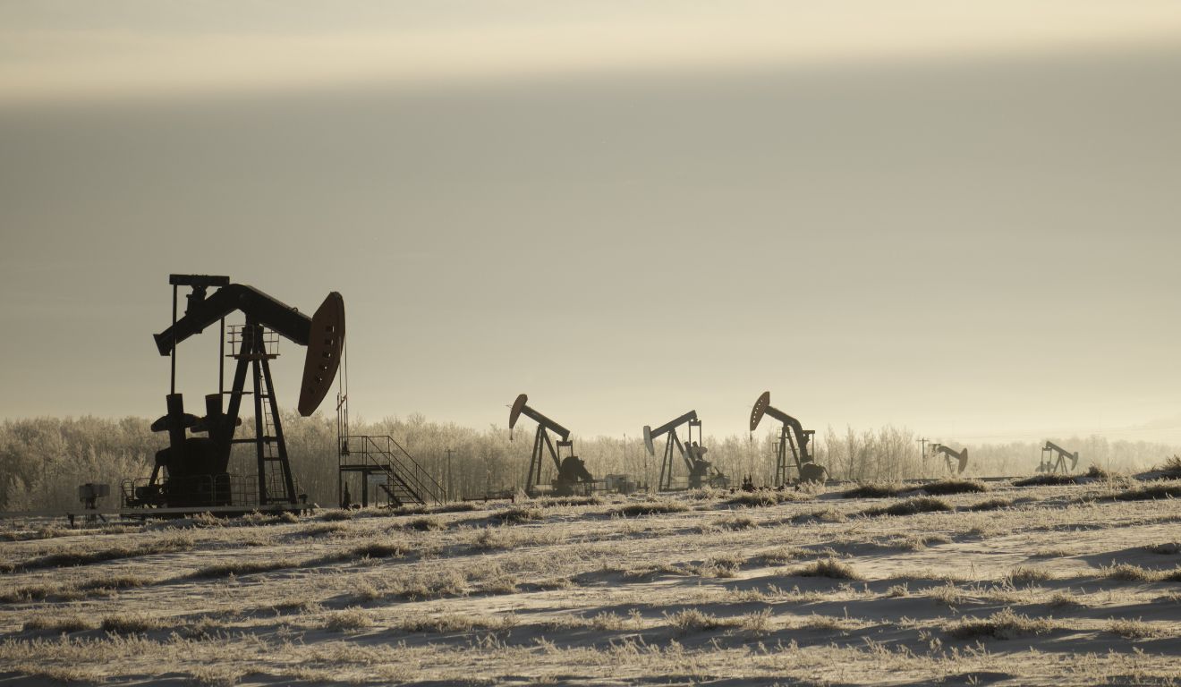 Petróleo avança mais de 2% e Brent volta a fechar acima de US$ 90 o barril